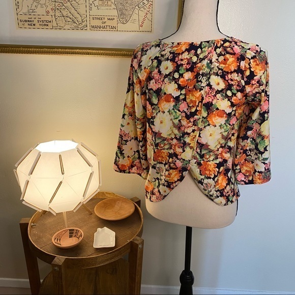 Lush 3/4‎ Sleeve Floral Crossback Top Size Small - Picture 4 of 6